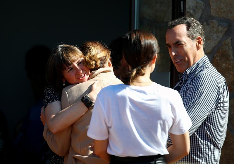 Familiares, amigos, deportistas, políticos, representantes de las Fuerzas de Seguridad y periodistas como Matías Prats han visitado la capilla ardiente de la medallista olímpica Blanca Fernández Ochoa, cuyo cuerpo sin vida fue encontrado este miércoles en la sierra de Guadarrama. Sus restos serán incinerados y, siempre que el juez dé autorización, esparcidos en una ceremonia íntima en Siete Picos, la montaña preferida de la exesquiadora.