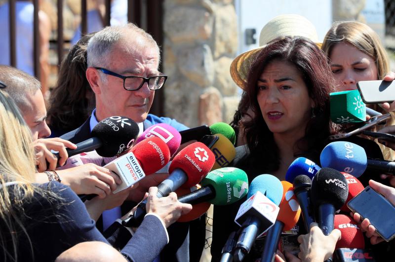 Familiares, amigos, deportistas, políticos, representantes de las Fuerzas de Seguridad y periodistas como Matías Prats han visitado la capilla ardiente de la medallista olímpica Blanca Fernández Ochoa, cuyo cuerpo sin vida fue encontrado este miércoles en la sierra de Guadarrama. Sus restos serán incinerados y, siempre que el juez dé autorización, esparcidos en una ceremonia íntima en Siete Picos, la montaña preferida de la exesquiadora.