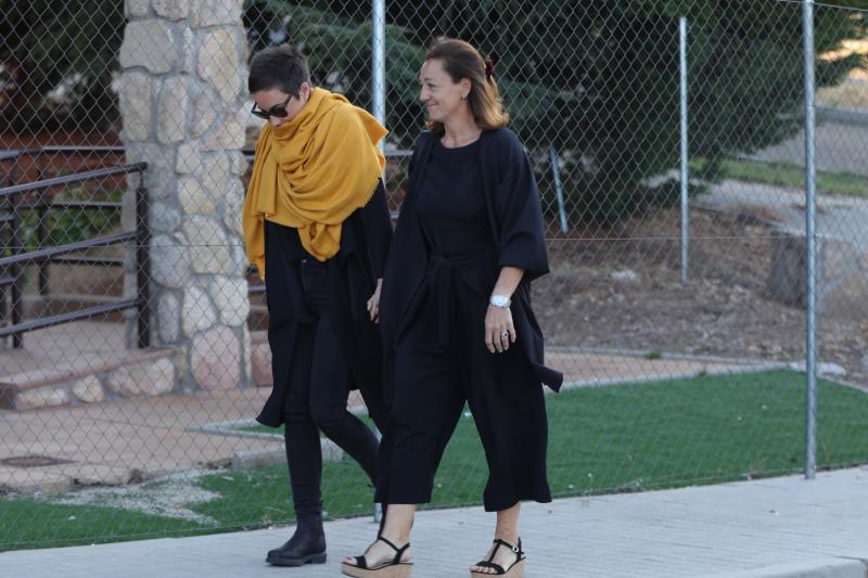 Familiares, amigos, deportistas, políticos, representantes de las Fuerzas de Seguridad y periodistas como Matías Prats han visitado la capilla ardiente de la medallista olímpica Blanca Fernández Ochoa, cuyo cuerpo sin vida fue encontrado este miércoles en la sierra de Guadarrama. Sus restos serán incinerados y, siempre que el juez dé autorización, esparcidos en una ceremonia íntima en Siete Picos, la montaña preferida de la exesquiadora.