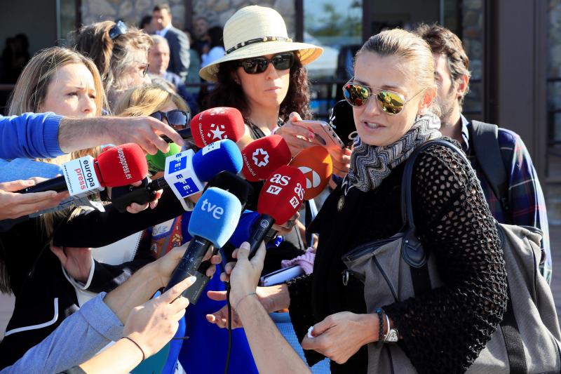 Familiares, amigos, deportistas, políticos, representantes de las Fuerzas de Seguridad y periodistas como Matías Prats han visitado la capilla ardiente de la medallista olímpica Blanca Fernández Ochoa, cuyo cuerpo sin vida fue encontrado este miércoles en la sierra de Guadarrama. Sus restos serán incinerados y, siempre que el juez dé autorización, esparcidos en una ceremonia íntima en Siete Picos, la montaña preferida de la exesquiadora.
