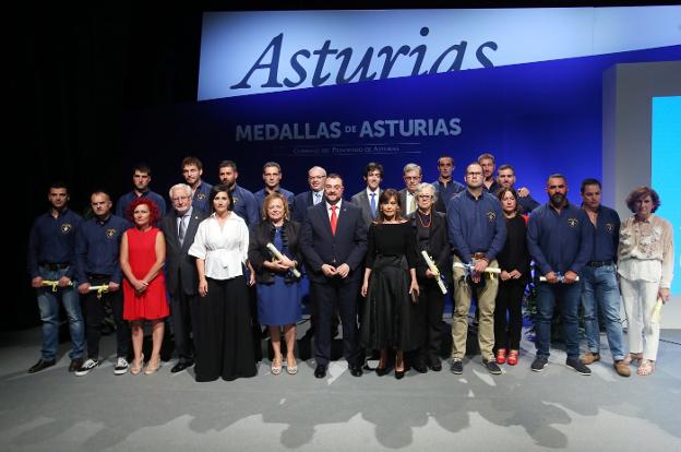 Barbón, con Rosa Menéndez, María Jesús Rodríguez, la familia de Álvarez Areces , los representantes de las Casas de Acogida y la Brigada Central de Salvamento Minero. 