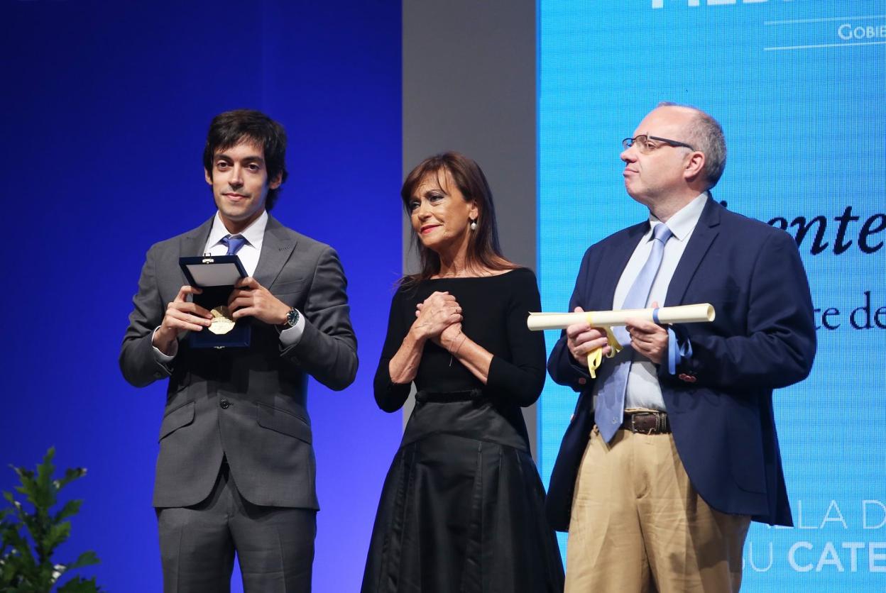 Soledad Saavedra, viuda del expresidente del Principado, con los hijos de éste, Alberto y Manuel Álvarez. 