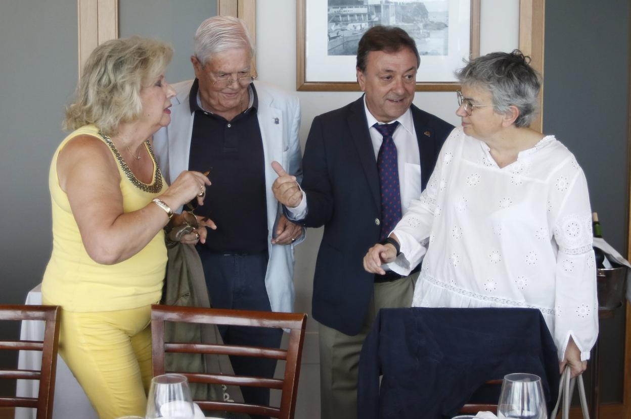 González, a su llegada al Club de Regatas para asistir a una comida de confraternización con el Foro Jovellanos, conversa con María Veiga, Ignacio García-Arango y Orlando Moratinos. 