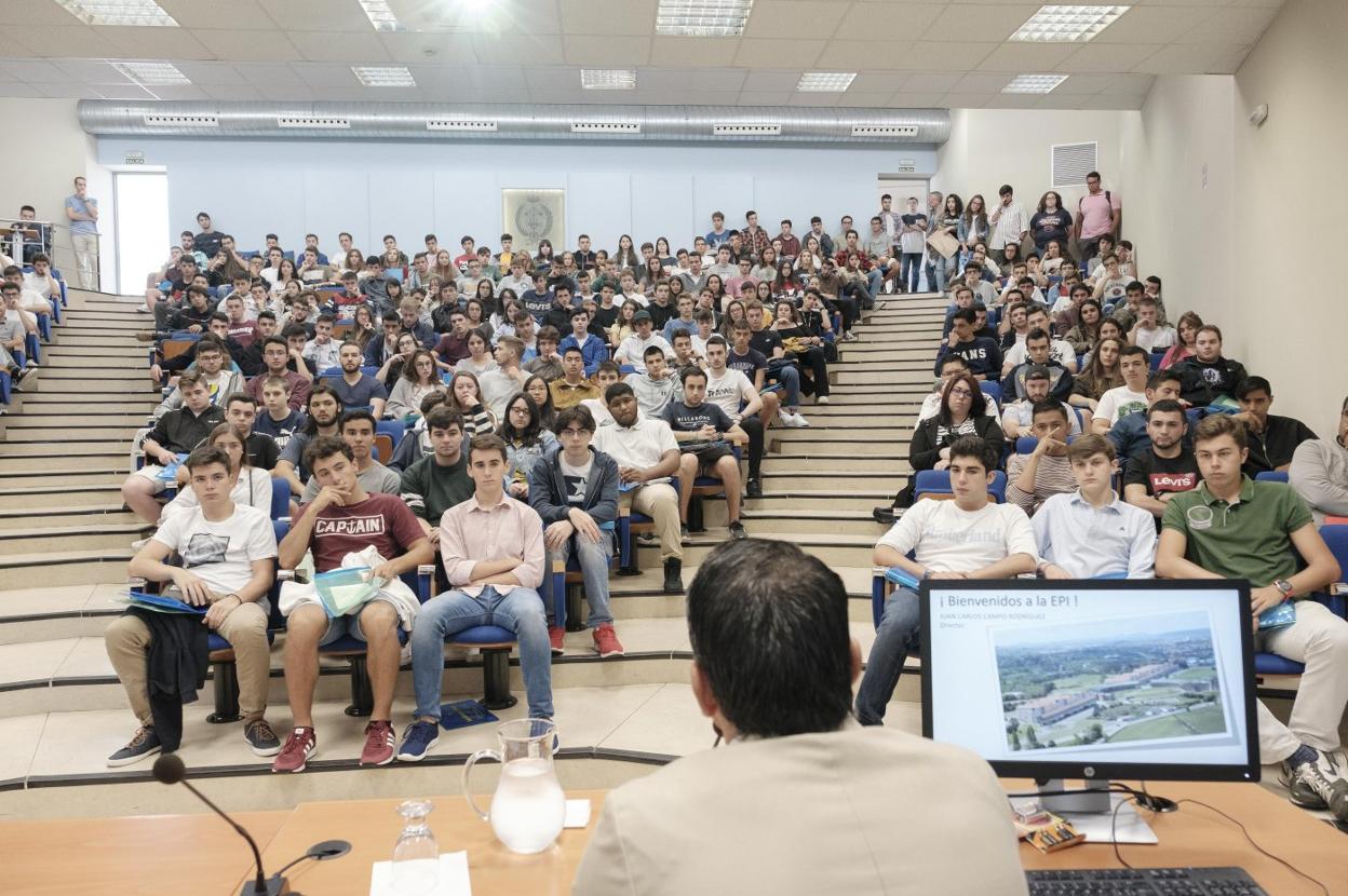 Los nuevos alumnos de la EPI durante la jornada de bienvenida al centro. 