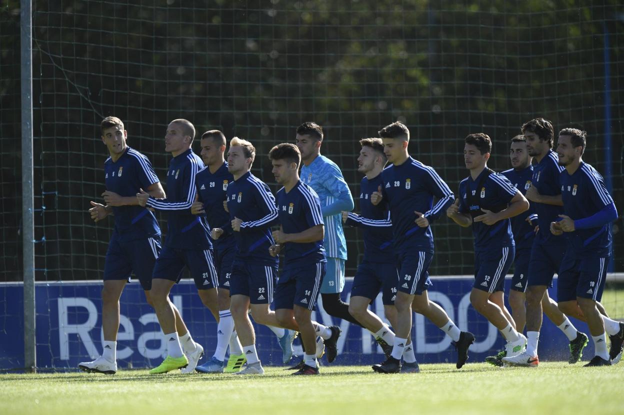 Un momento de la sesión preparatoria que realizaron ayer los futbolistas del conjunto azul.