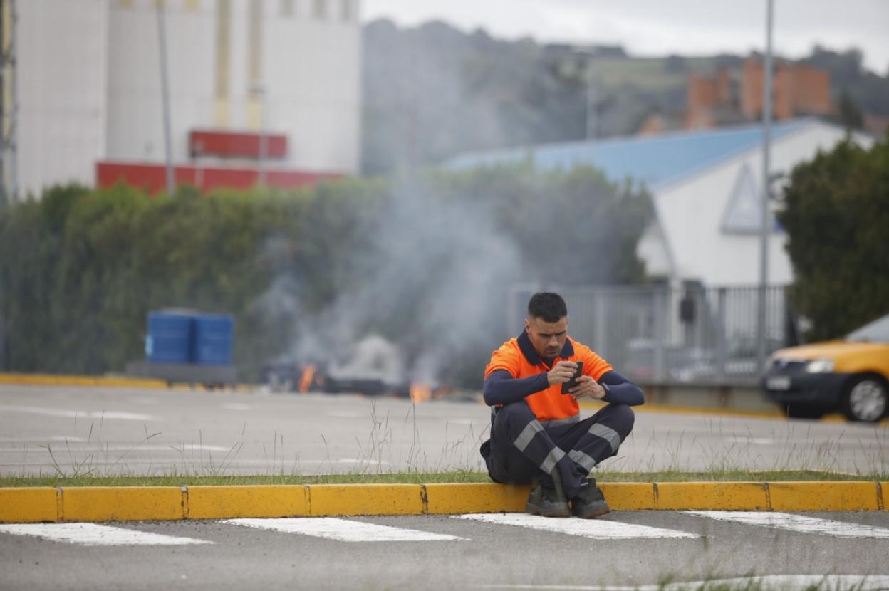 Un trabajador, a las puertas de la empresa. 