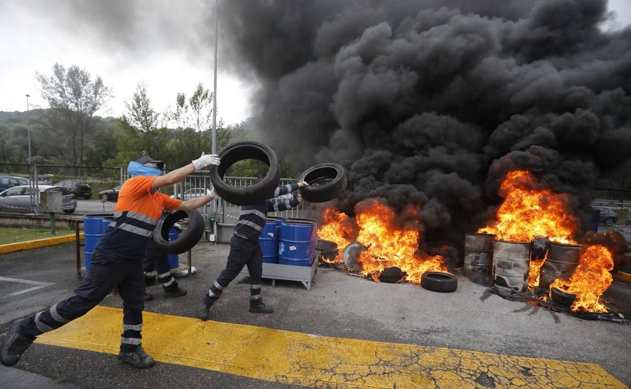 Protesta de los trabajadores de Vesuvius contra el cierre de la factoría de Langreo.