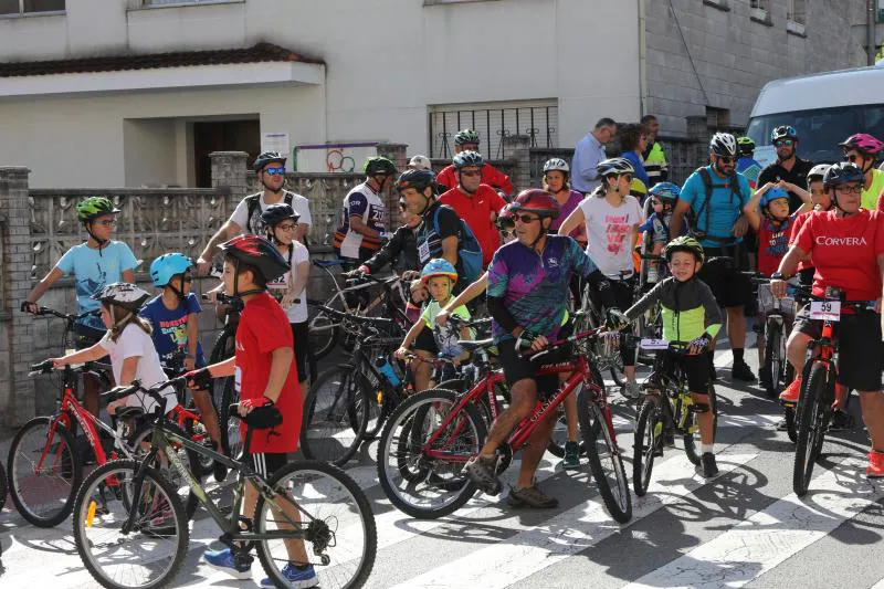 Un millar de personas participaron en el Dia de la Bici por las calles de Corvera.