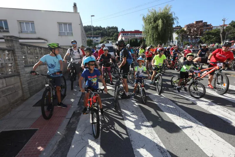 Un millar de personas participaron en el Dia de la Bici por las calles de Corvera.