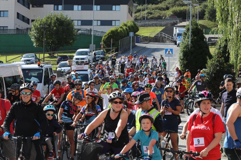 Un millar de personas participaron en el Dia de la Bici por las calles de Corvera.