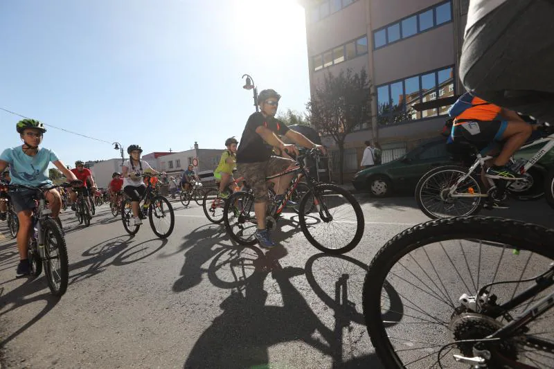 Un millar de personas participaron en el Dia de la Bici por las calles de Corvera.