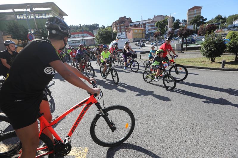 Un millar de personas participaron en el Dia de la Bici por las calles de Corvera.