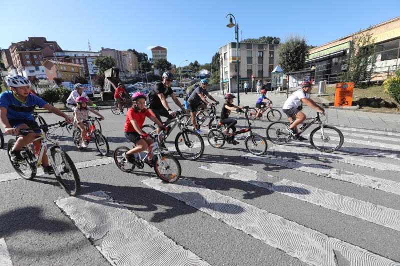 Un millar de personas participaron en el Dia de la Bici por las calles de Corvera.