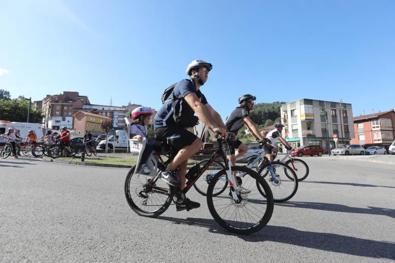 Un millar de personas participaron en el Dia de la Bici por las calles de Corvera.