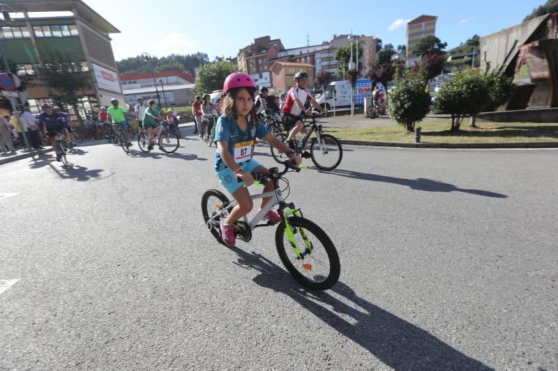 Un millar de personas participaron en el Dia de la Bici por las calles de Corvera.