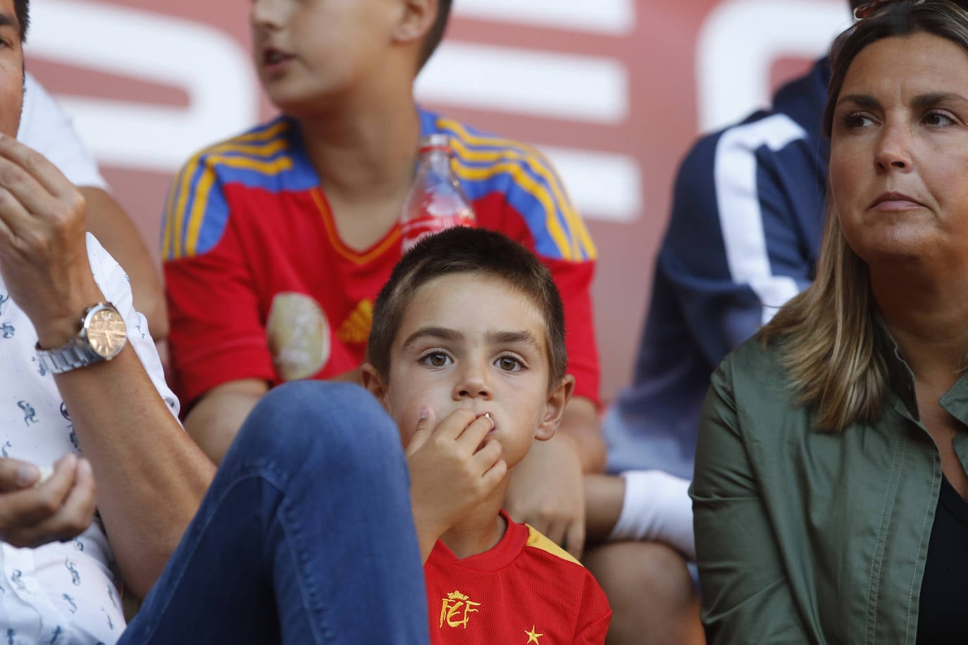 ¿Estuviste este domingo en el partido de la selección española en El Molinón? ¡Búscate en la galería! 