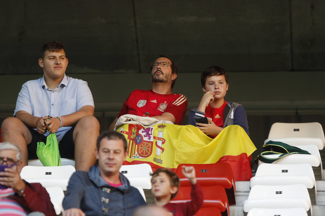 ¿Estuviste este domingo en el partido de la selección española en El Molinón? ¡Búscate en la galería! 