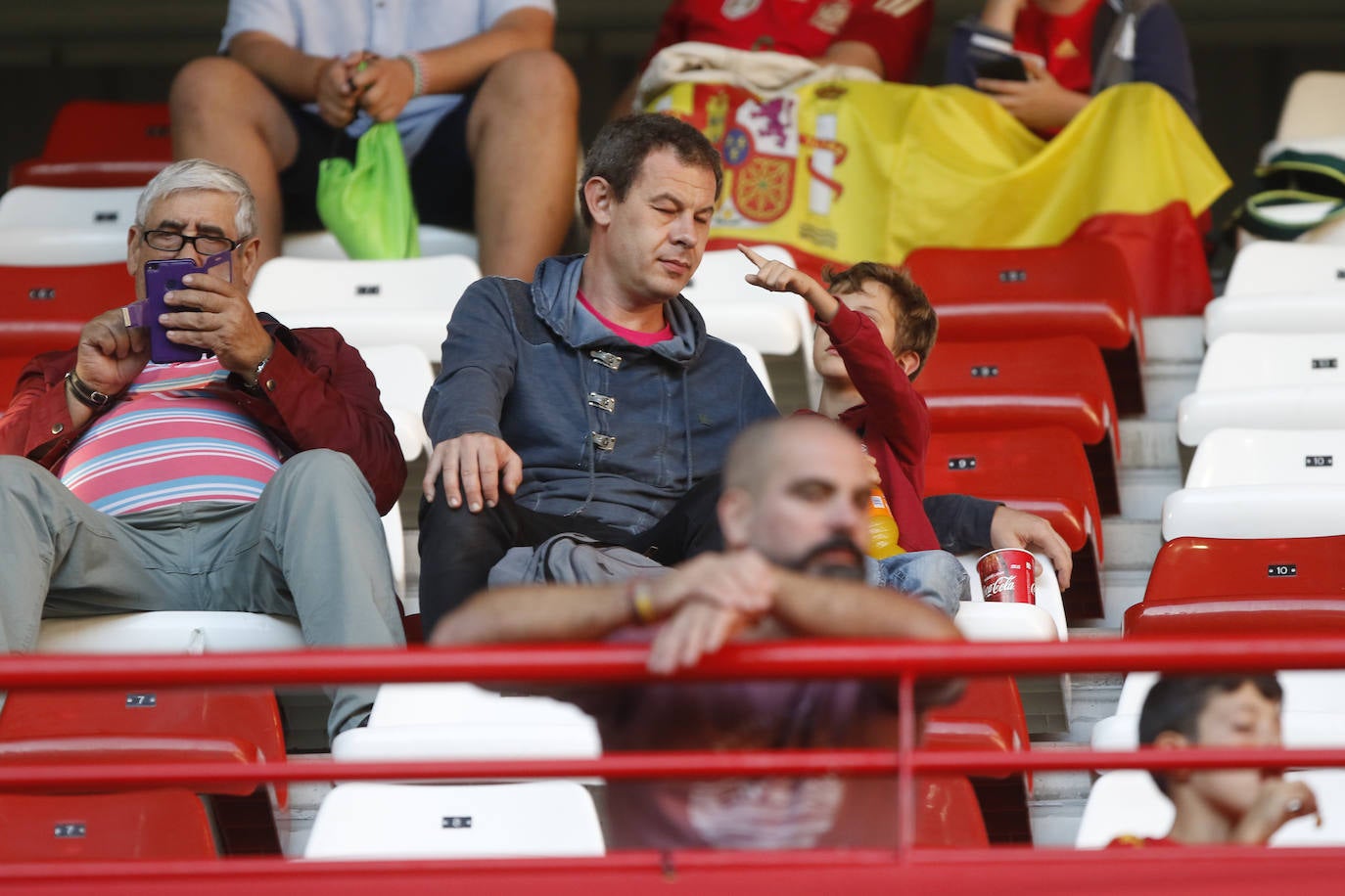 ¿Estuviste este domingo en el partido de la selección española en El Molinón? ¡Búscate en la galería! 