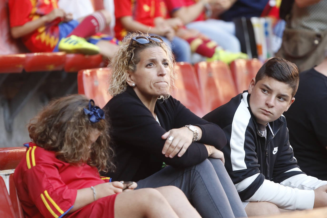 ¿Estuviste este domingo en el partido de la selección española en El Molinón? ¡Búscate en la galería! 