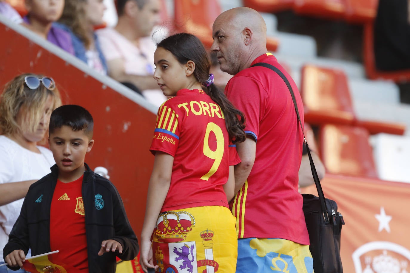 ¿Estuviste este domingo en el partido de la selección española en El Molinón? ¡Búscate en la galería! 