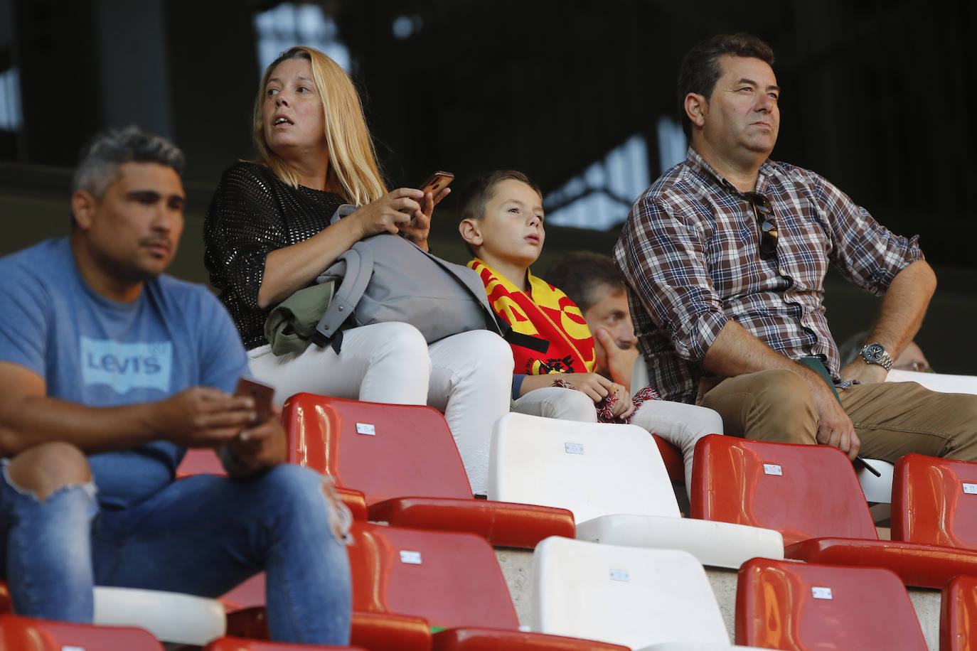 ¿Estuviste este domingo en el partido de la selección española en El Molinón? ¡Búscate en la galería! 