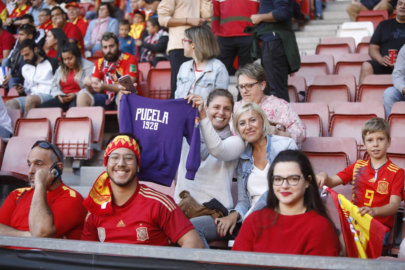 ¿Estuviste este domingo en el partido de la selección española en El Molinón? ¡Búscate en la galería! 