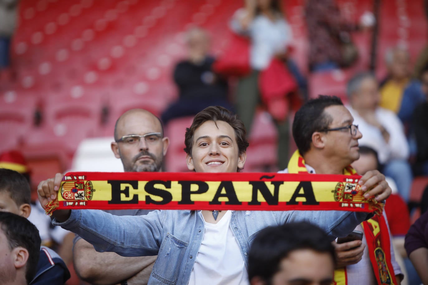 ¿Estuviste este domingo en el partido de la selección española en El Molinón? ¡Búscate en la galería! 