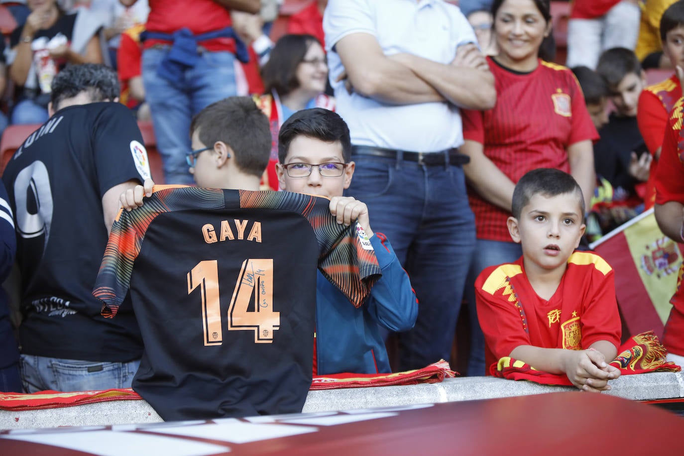 ¿Estuviste este domingo en el partido de la selección española en El Molinón? ¡Búscate en la galería! 