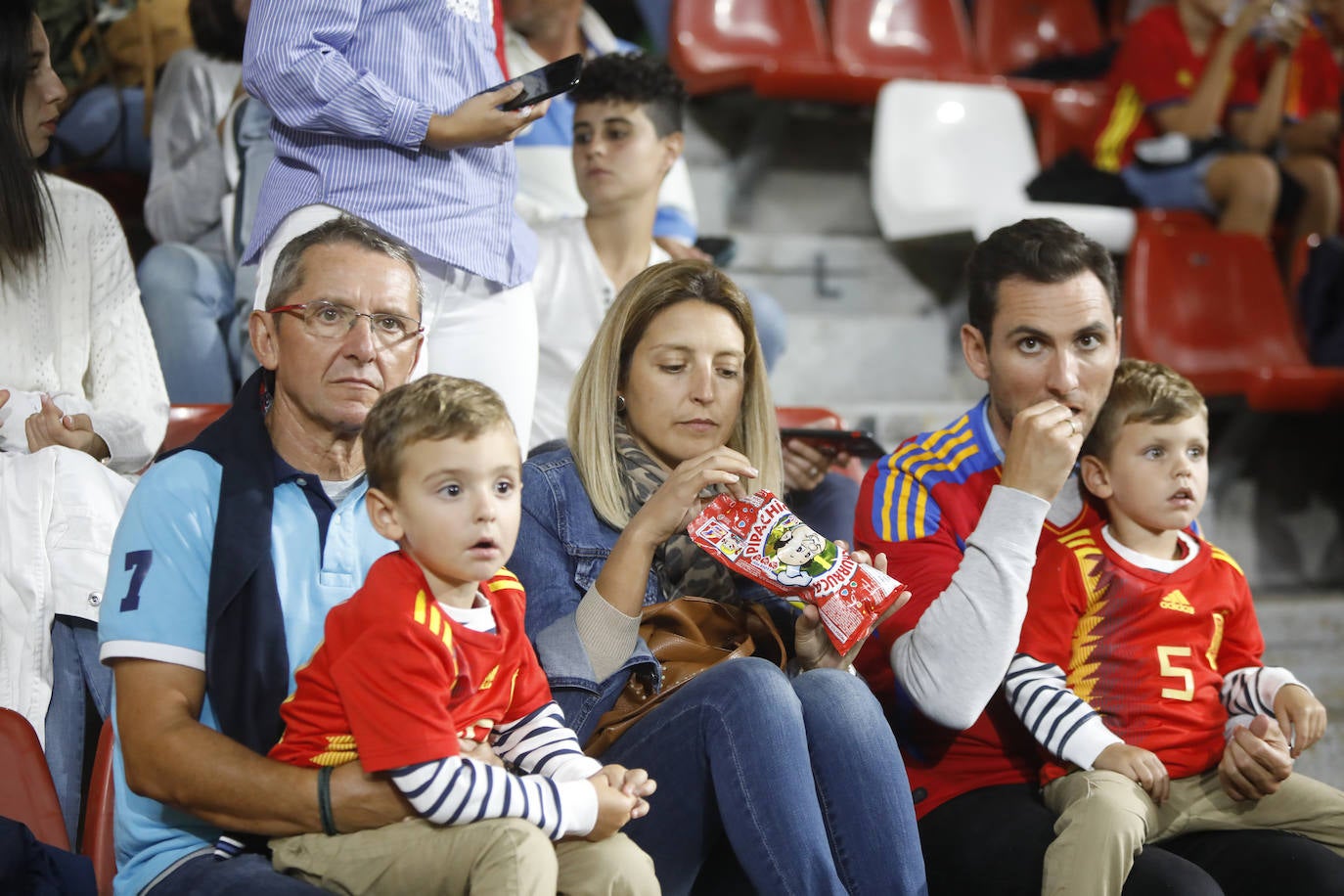¿Estuviste este domingo en el partido de la selección española en El Molinón? ¡Búscate en la galería! 