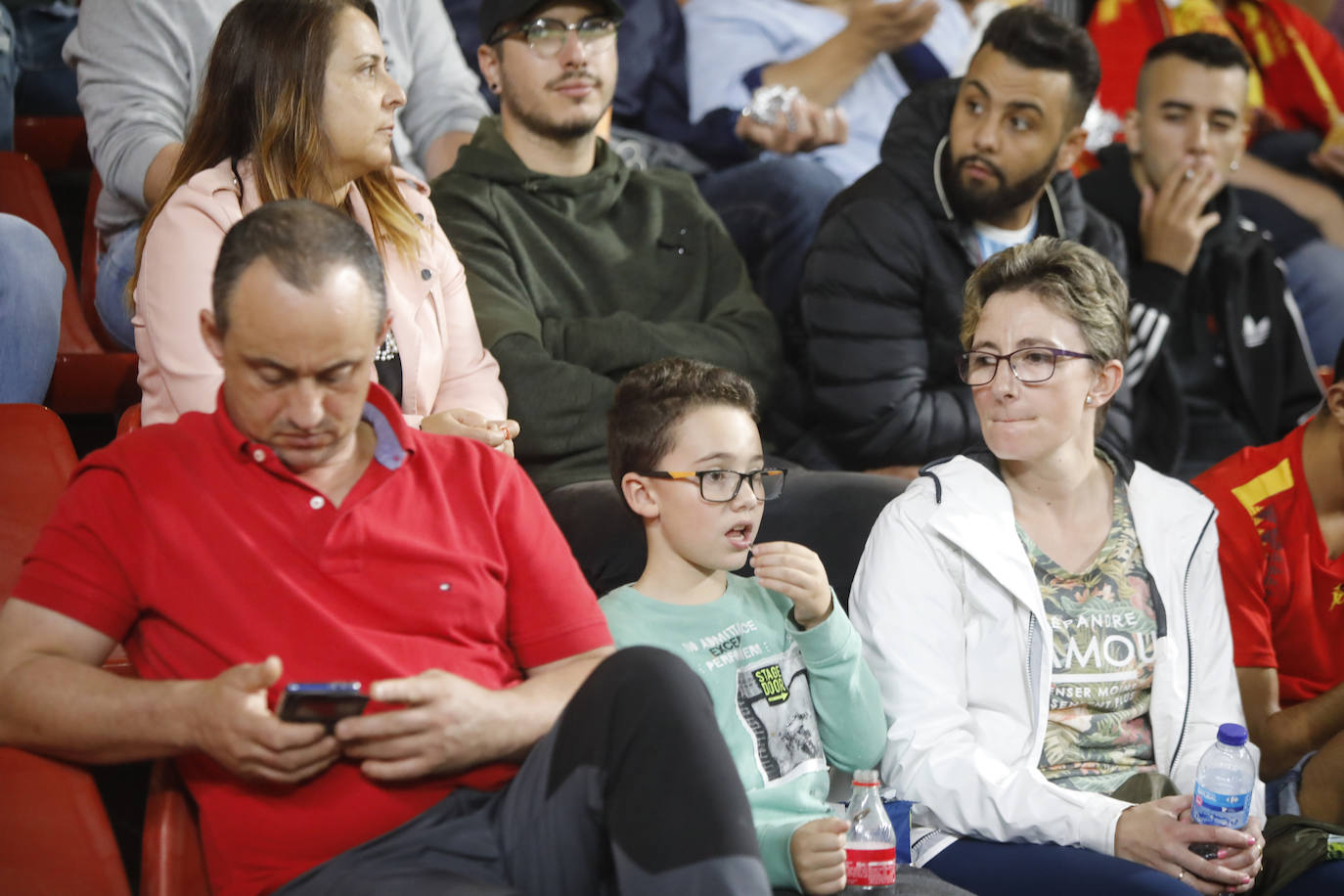 ¿Estuviste este domingo en el partido de la selección española en El Molinón? ¡Búscate en la galería! 