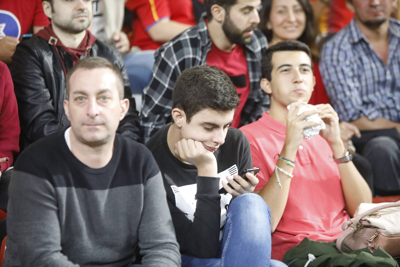 ¿Estuviste este domingo en el partido de la selección española en El Molinón? ¡Búscate en la galería! 