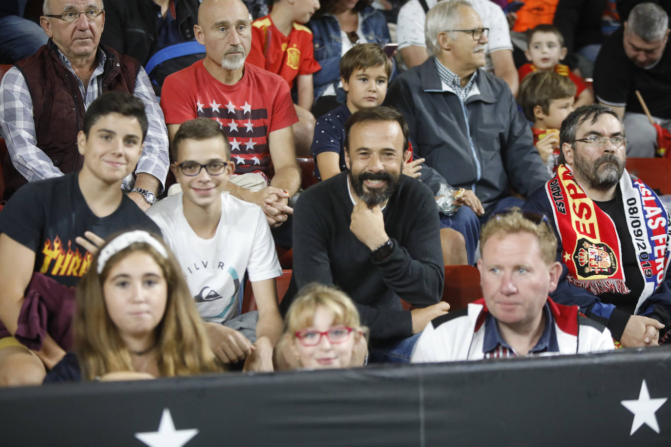 ¿Estuviste este domingo en el partido de la selección española en El Molinón? ¡Búscate en la galería! 