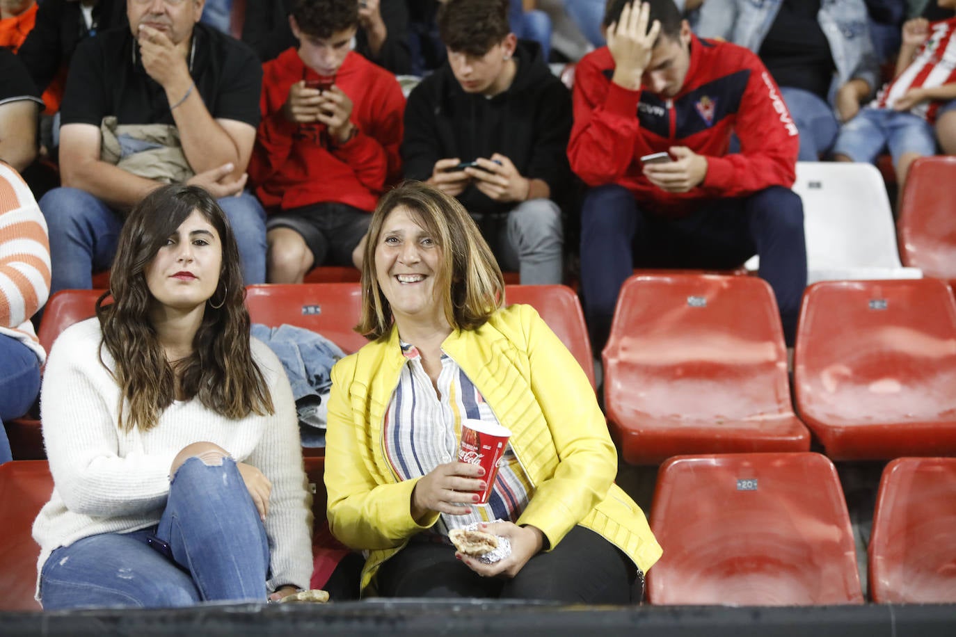 ¿Estuviste este domingo en el partido de la selección española en El Molinón? ¡Búscate en la galería! 