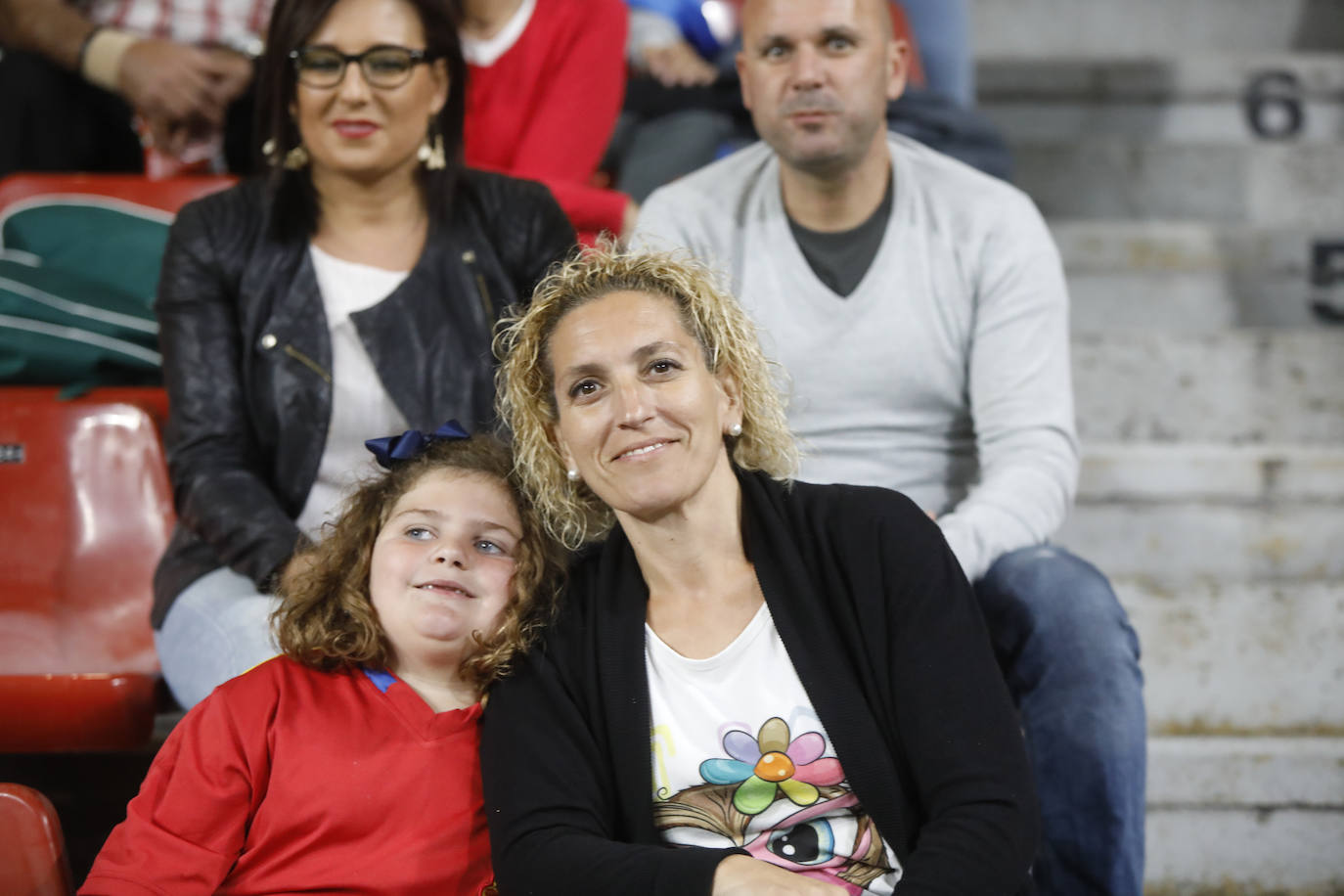 ¿Estuviste este domingo en el partido de la selección española en El Molinón? ¡Búscate en la galería! 