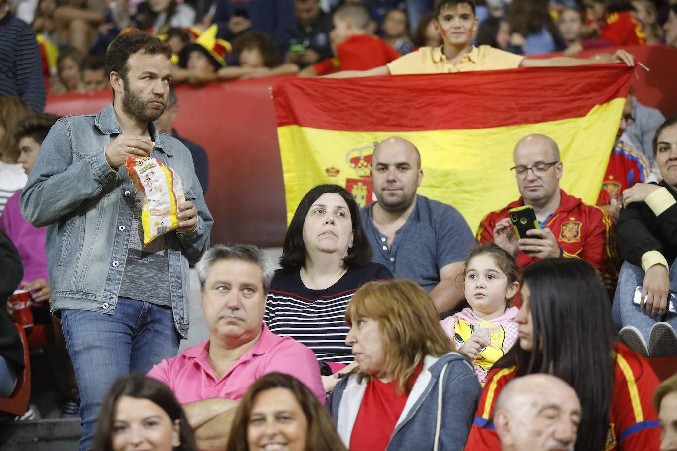¿Estuviste este domingo en el partido de la selección española en El Molinón? ¡Búscate en la galería! 