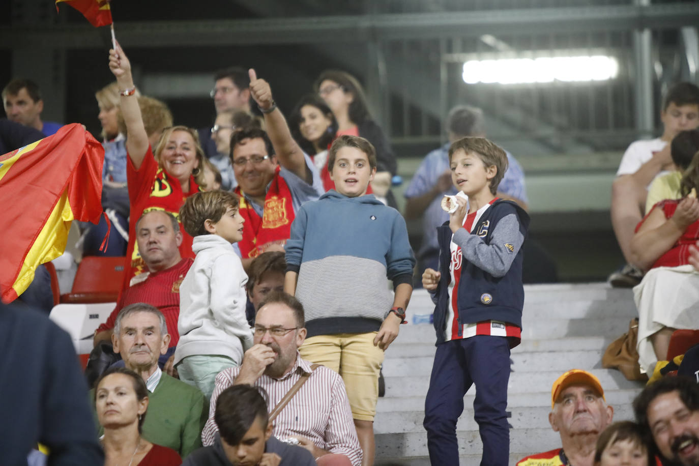 ¿Estuviste este domingo en el partido de la selección española en El Molinón? ¡Búscate en la galería! 