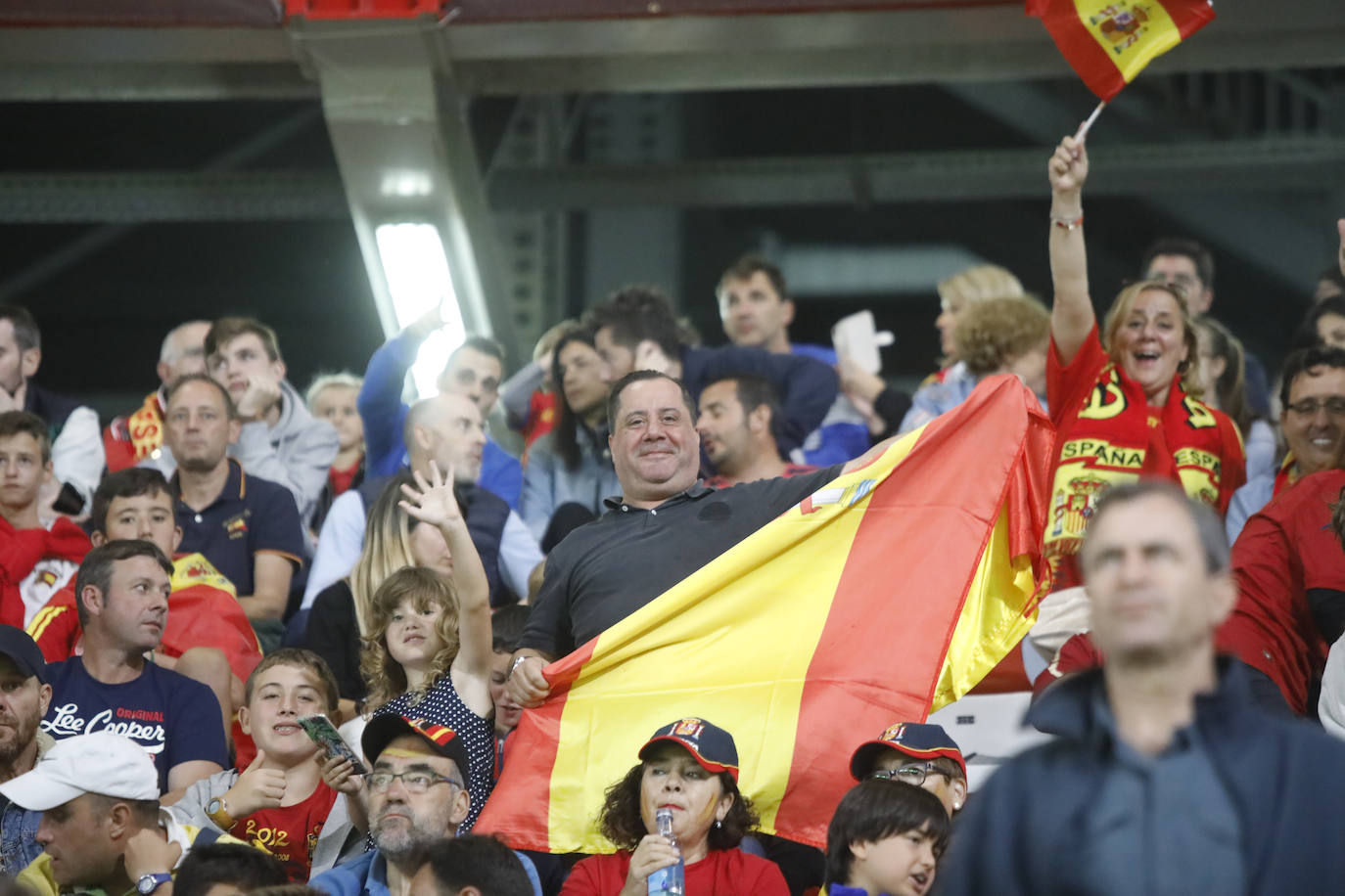 ¿Estuviste este domingo en el partido de la selección española en El Molinón? ¡Búscate en la galería! 