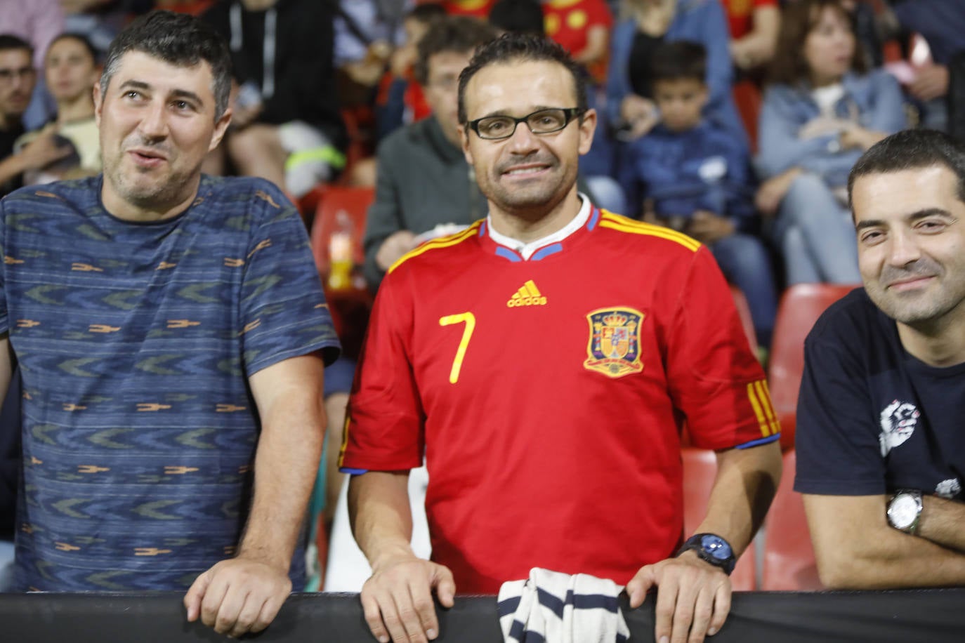 ¿Estuviste este domingo en el partido de la selección española en El Molinón? ¡Búscate en la galería! 