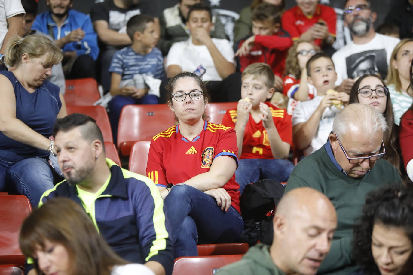 ¿Estuviste este domingo en el partido de la selección española en El Molinón? ¡Búscate en la galería! 