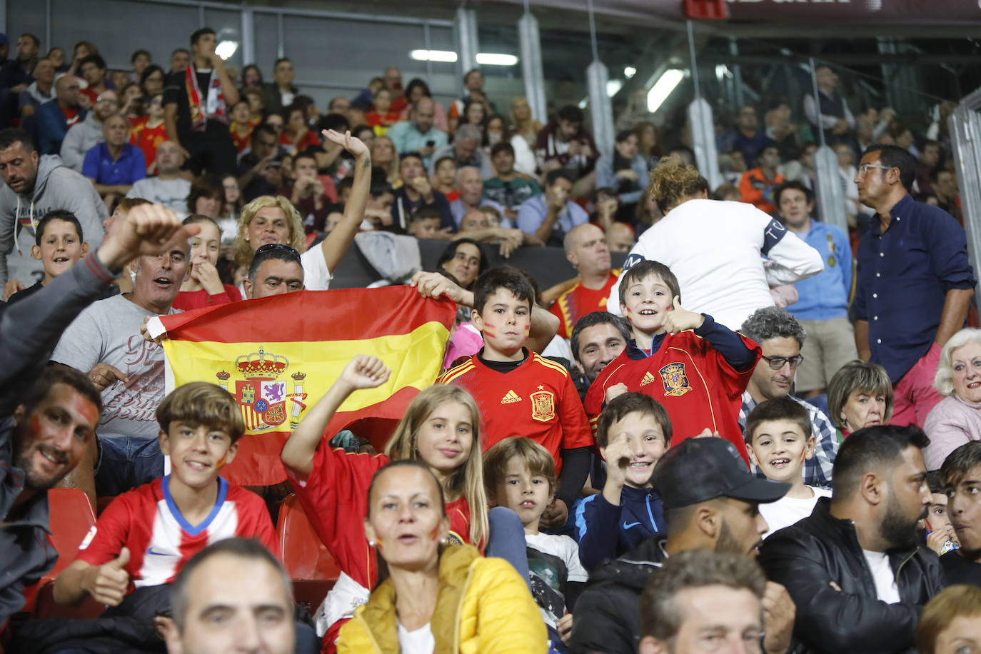 ¿Estuviste este domingo en el partido de la selección española en El Molinón? ¡Búscate en la galería! 