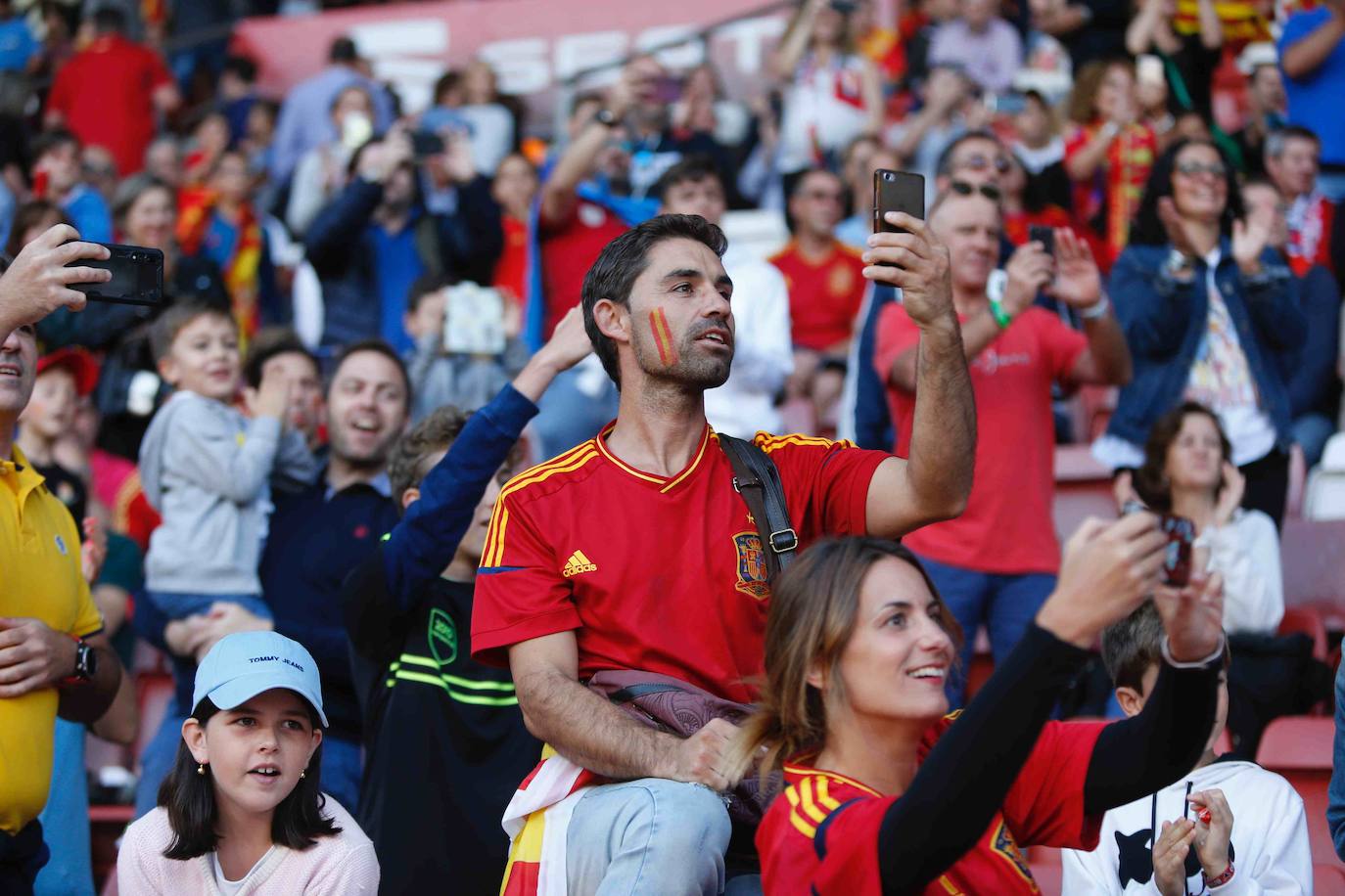 ¿Estuviste este domingo en el partido España-Islas Feroe en El Molinón? 