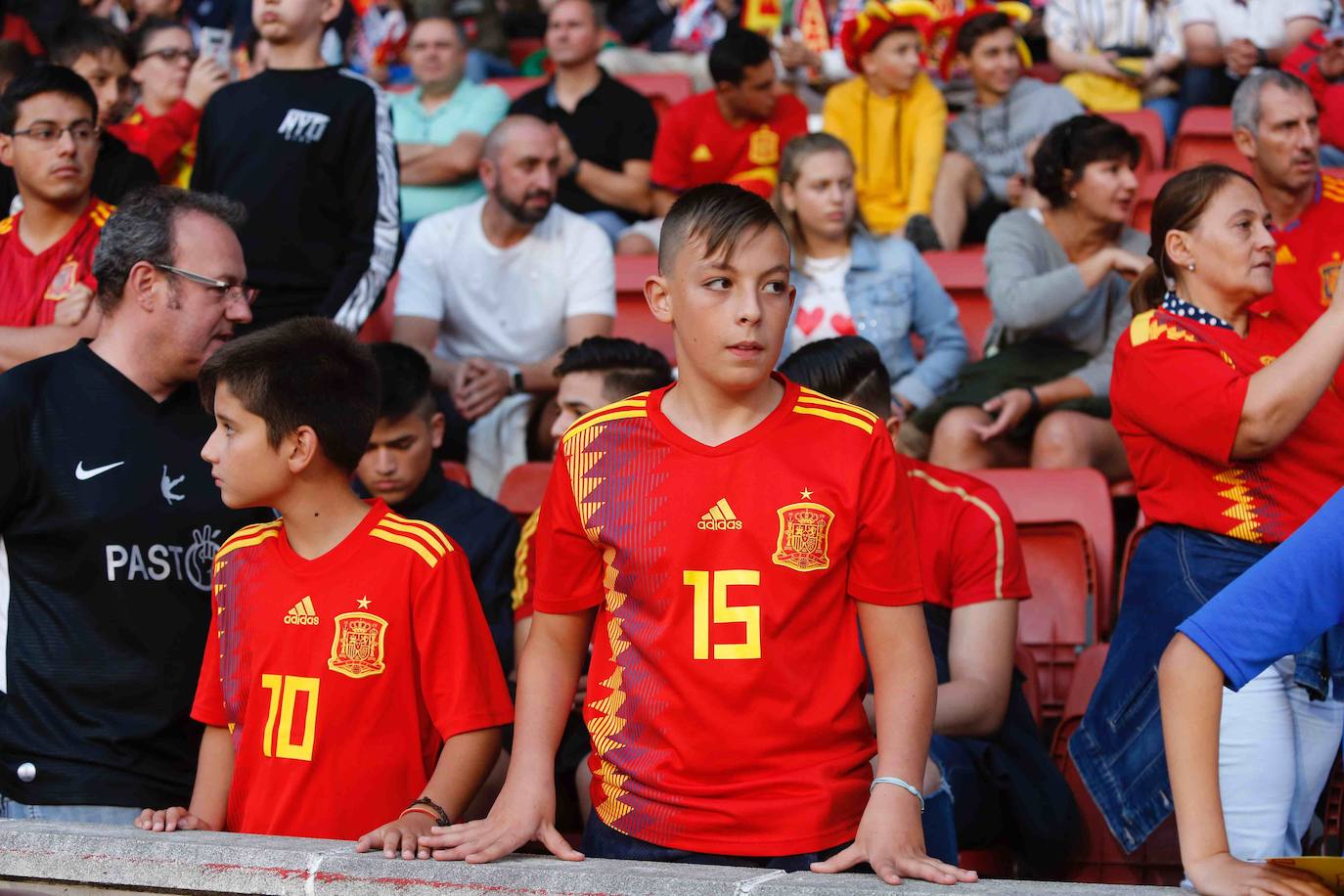 ¿Estuviste este domingo en el partido España-Islas Feroe en El Molinón? 