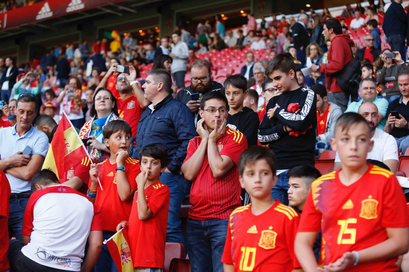 ¿Estuviste este domingo en el partido España-Islas Feroe en El Molinón? 