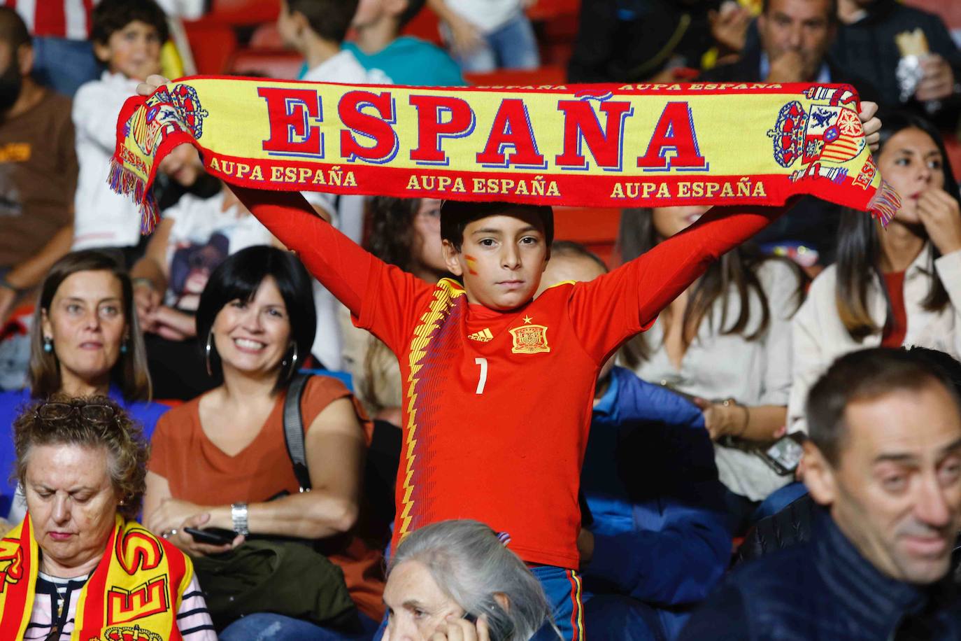 ¿Estuviste este domingo en el partido España-Islas Feroe en El Molinón? 