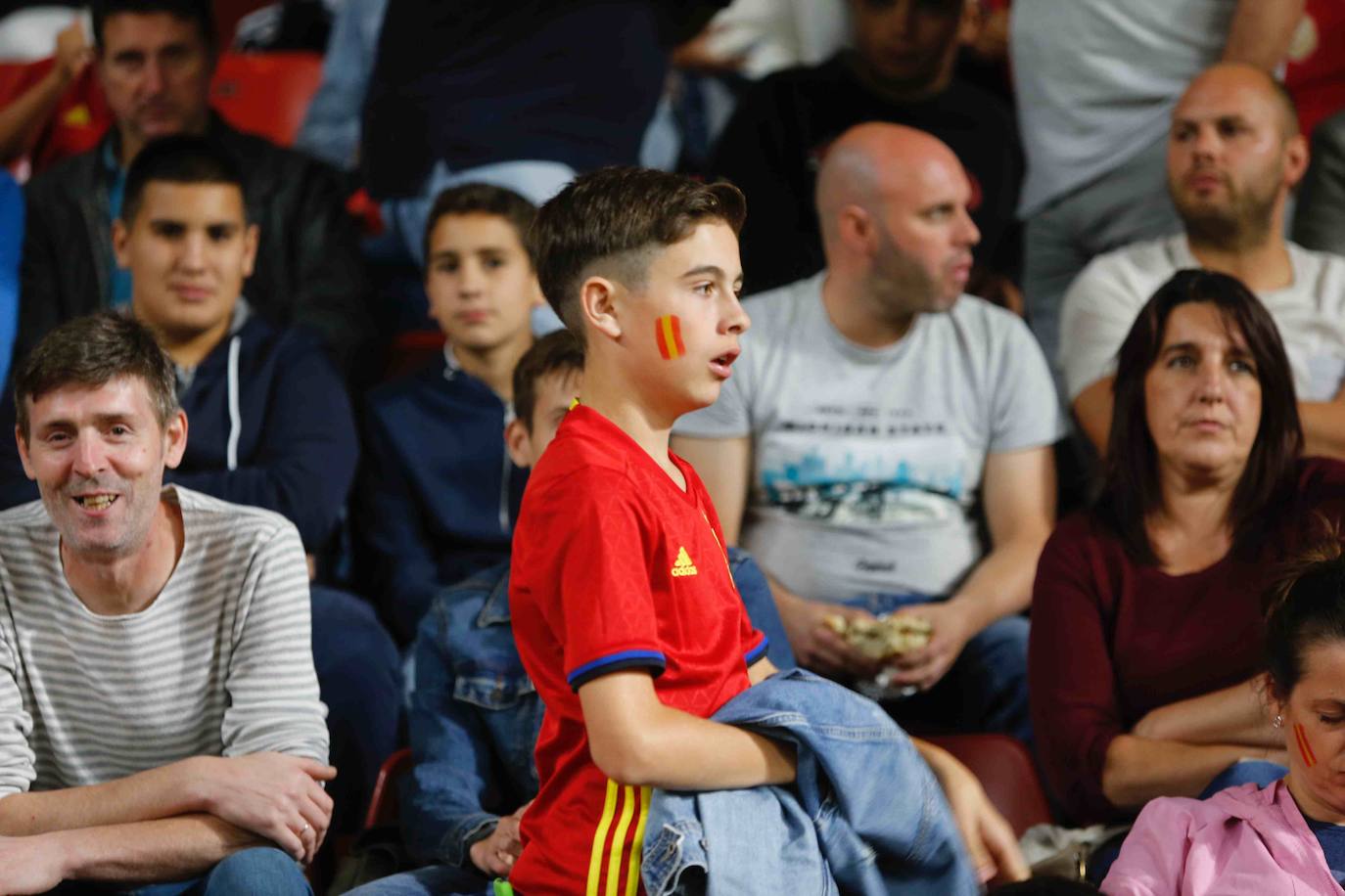 ¿Estuviste este domingo en el partido España-Islas Feroe en El Molinón? 