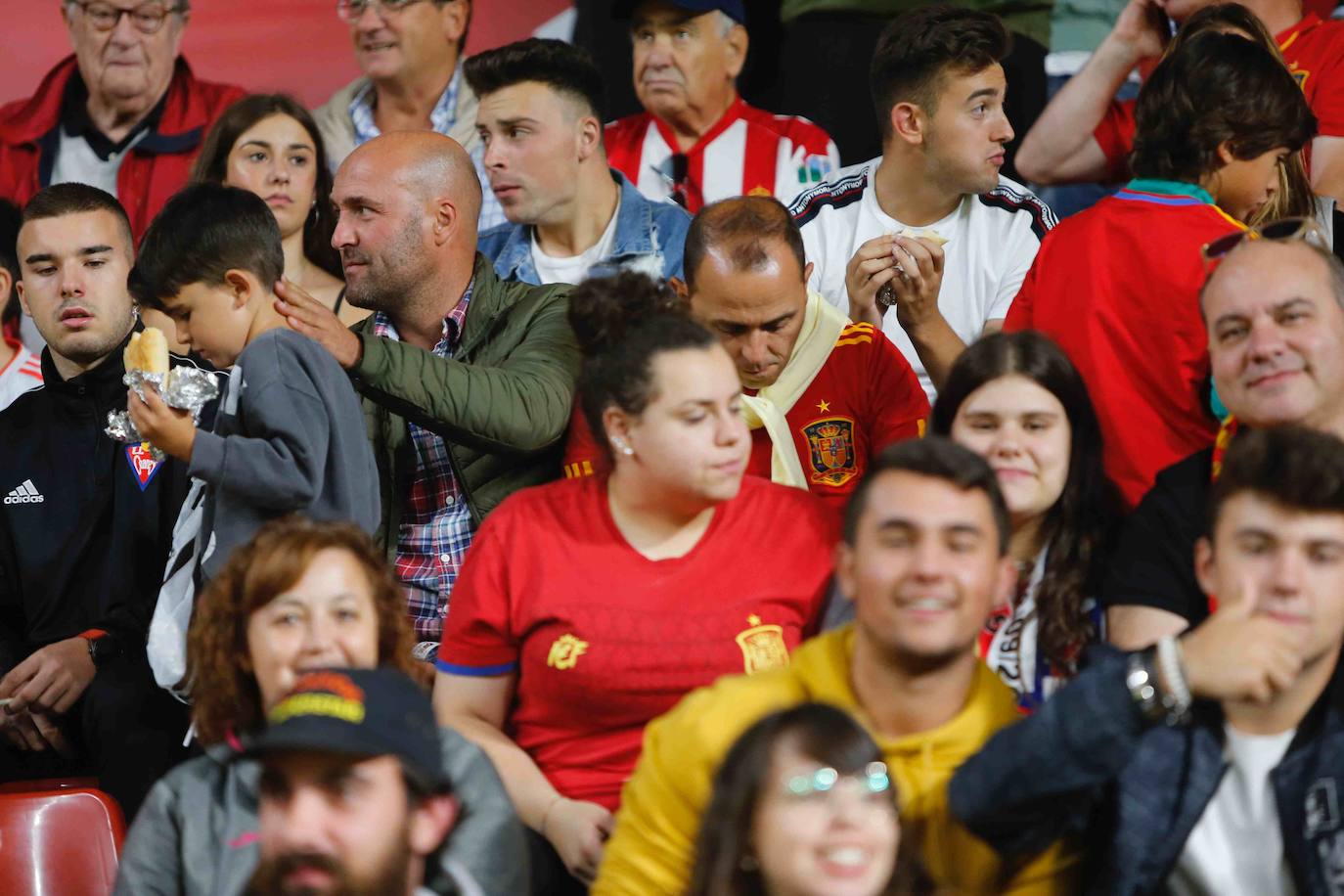 ¿Estuviste este domingo en el partido España-Islas Feroe en El Molinón? 