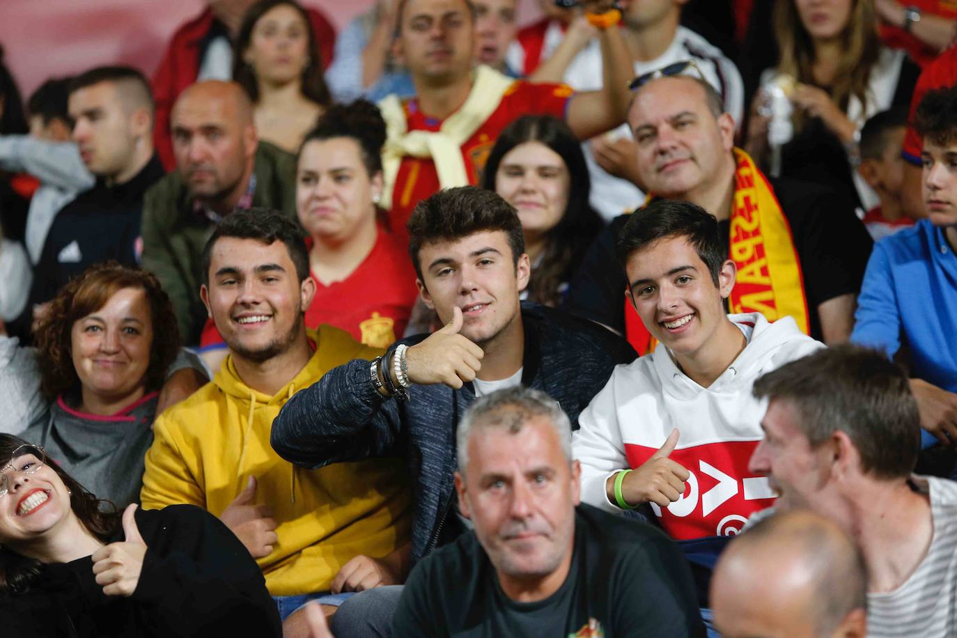 ¿Estuviste este domingo en el partido España-Islas Feroe en El Molinón? 