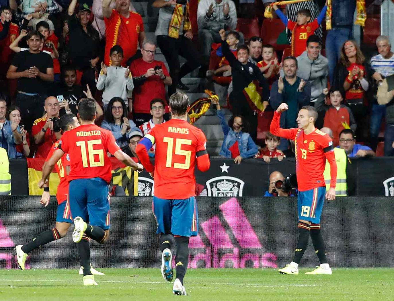 Fotos: Las imágenes del amistoso entre España e Islas Feroe