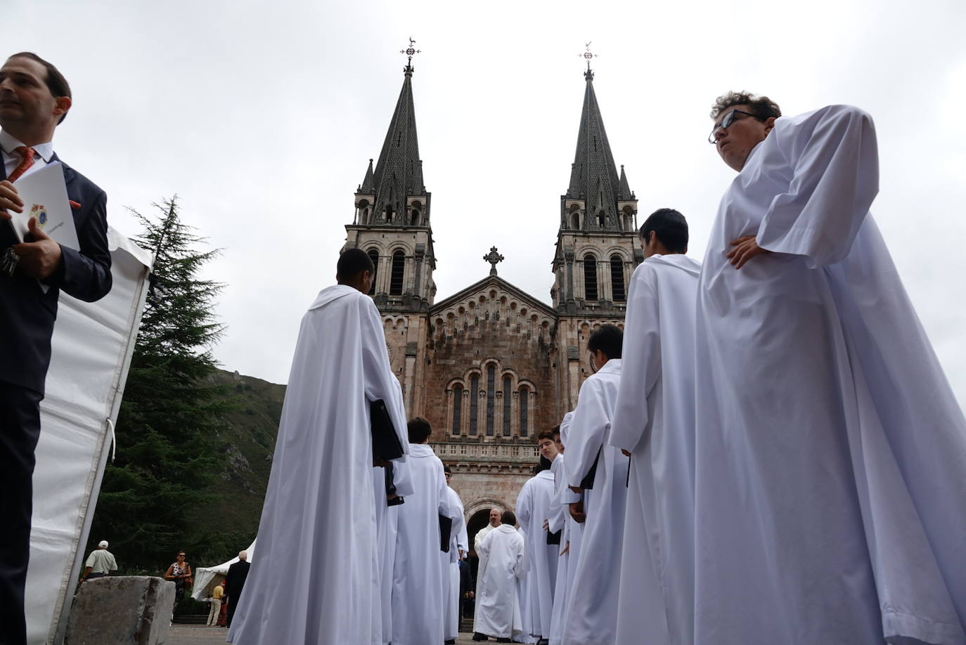 El arzobispo de Oviedo, Jesús Sanz Montes, ha oficiado la Eucaristía en la Basílica de Covadonga con motivo del Día de Asturias, a la que ha asistido el presidente del Principado, Adrián Barbón, el de la Junta General, Marcelino Marcos, y la delegada del Gobierno, Delia Losa, entre otros.