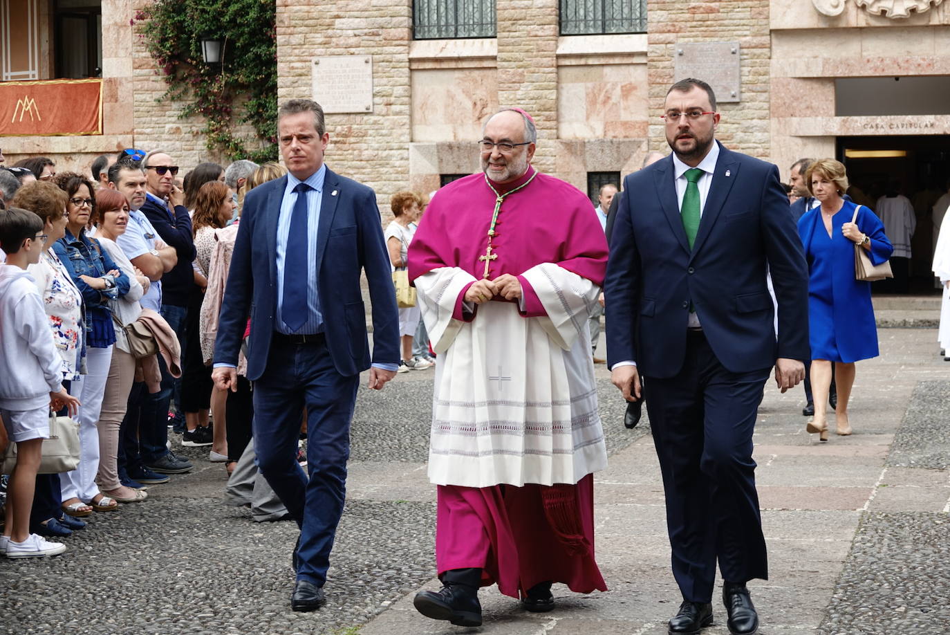 El arzobispo de Oviedo, Jesús Sanz Montes, ha oficiado la Eucaristía en la Basílica de Covadonga con motivo del Día de Asturias, a la que ha asistido el presidente del Principado, Adrián Barbón, el de la Junta General, Marcelino Marcos, y la delegada del Gobierno, Delia Losa, entre otros.